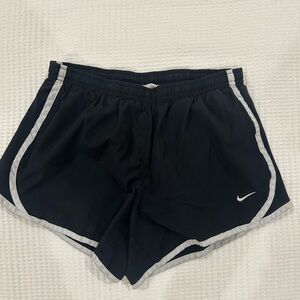 Black & White Girl’s Nike Tempo Shorts (L)